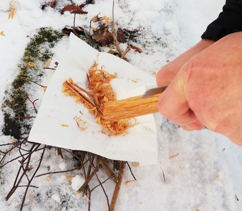 Zuerst etwas Vorbereitung - Zunder reiben - Winter 2024